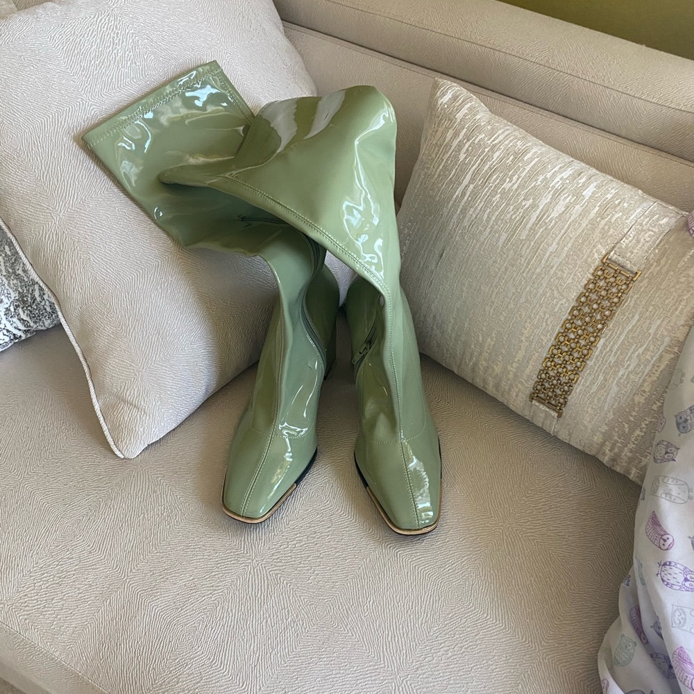 Gorgeous boots .. more like 8.5 too tight for my calf .good for skinny long legs